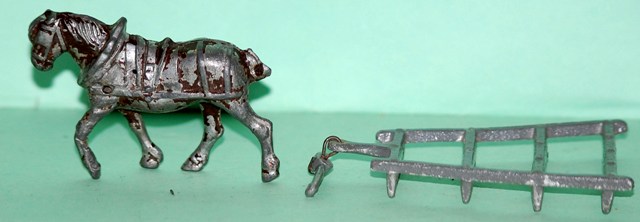 Ancien Jouet Quiralu Attelage Cheval Charette Agricole Tole